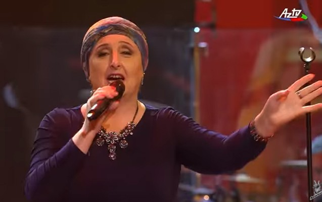 sehnede-ayaqqabilarini-cixardi